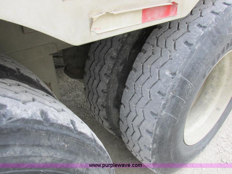 image for item I8889 2001 Wilson PSAL-303P aluminum livestock trailer