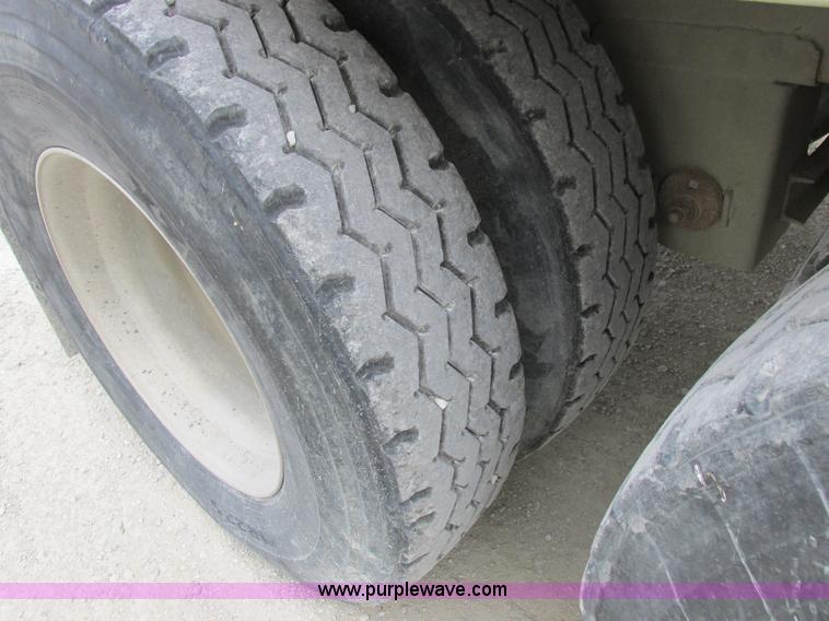 image for item I8889 2001 Wilson PSAL-303P aluminum livestock trailer