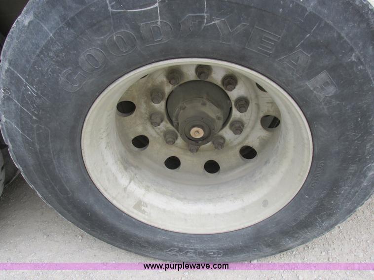 image for item I8889 2001 Wilson PSAL-303P aluminum livestock trailer