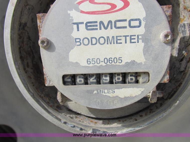 image for item I8891 2006 Barrett aluminum livestock trailer