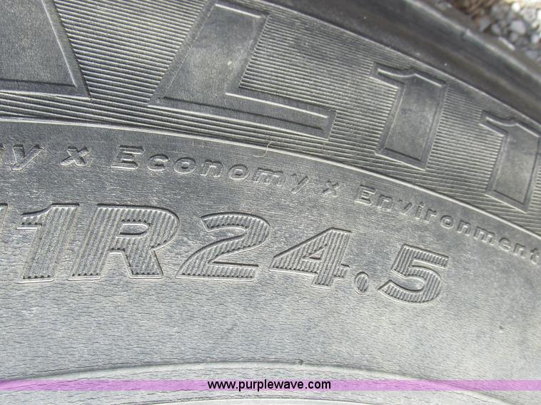 image for item I8891 2006 Barrett aluminum livestock trailer