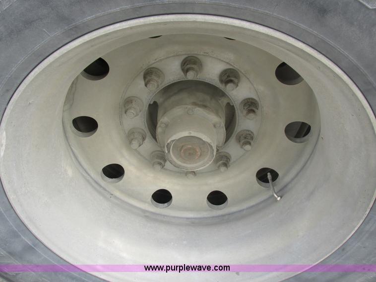 image for item I8891 2006 Barrett aluminum livestock trailer