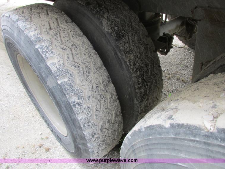 image for item I8894 2000 Wilson PSAL-303P aluminum livestock trailer