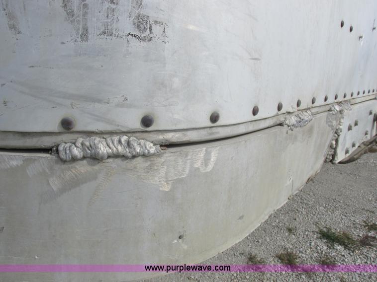 image for item I8894 2000 Wilson PSAL-303P aluminum livestock trailer