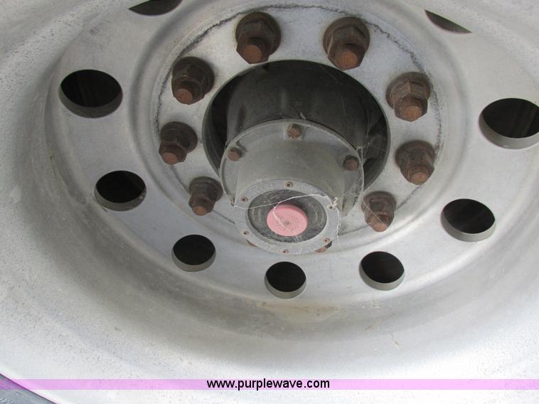 image for item I8895 2001 Wilson PSAL-303P aluminum livestock trailer