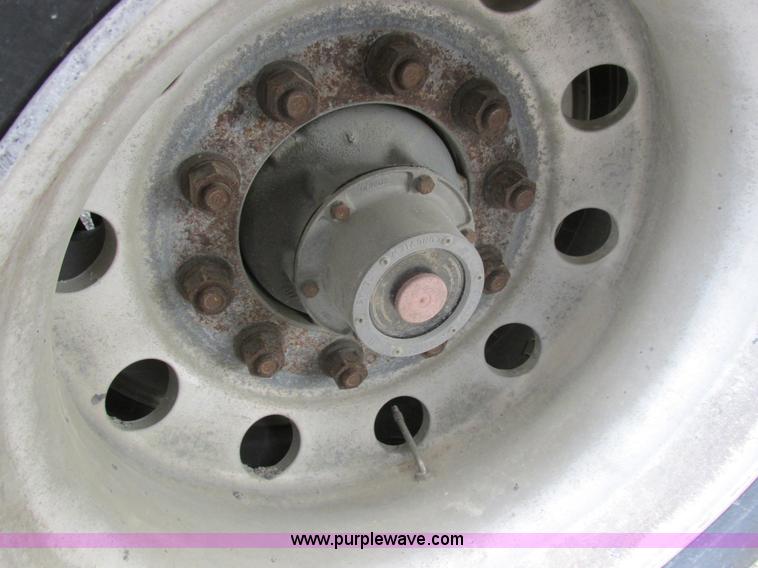 image for item I8895 2001 Wilson PSAL-303P aluminum livestock trailer