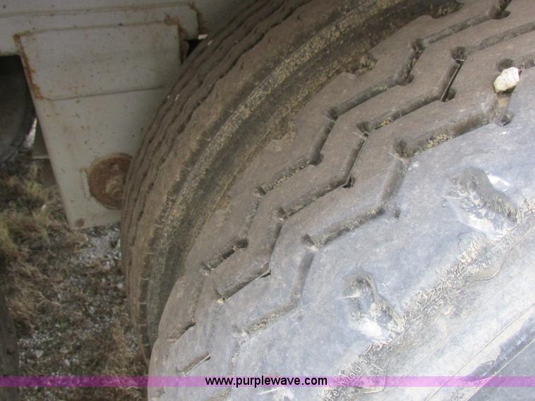 image for item I8896 2001 Wilson PSAL-303P aluminum livestock trailer