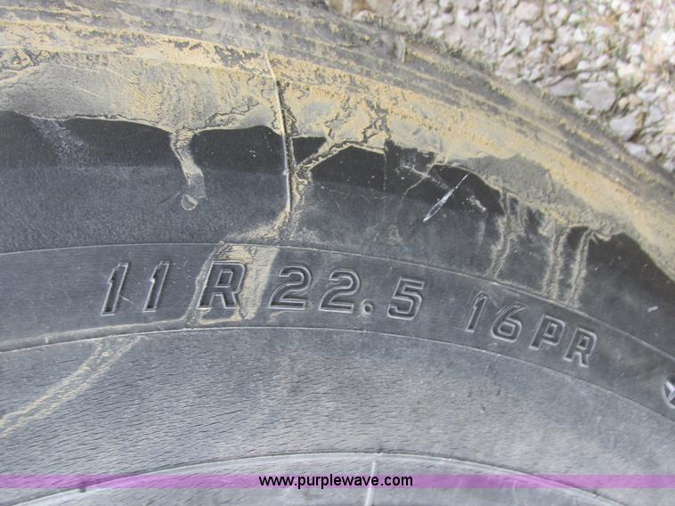 image for item I8896 2001 Wilson PSAL-303P aluminum livestock trailer