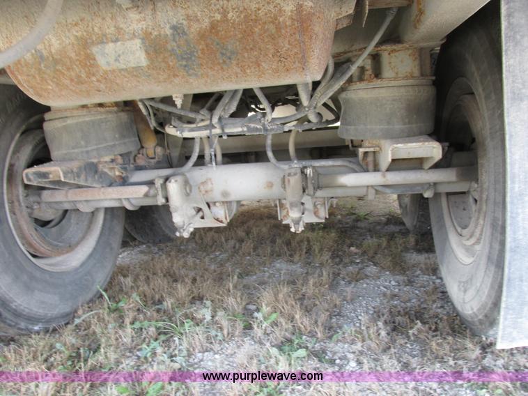 image for item I8896 2001 Wilson PSAL-303P aluminum livestock trailer