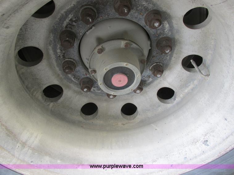 image for item I8896 2001 Wilson PSAL-303P aluminum livestock trailer