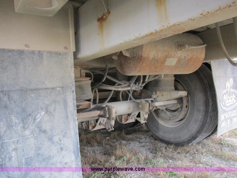 image for item I8896 2001 Wilson PSAL-303P aluminum livestock trailer