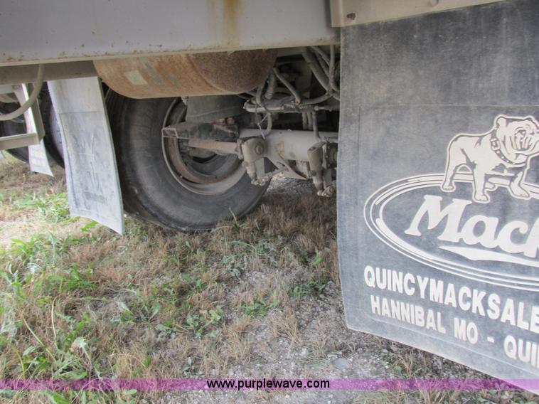 image for item I8896 2001 Wilson PSAL-303P aluminum livestock trailer