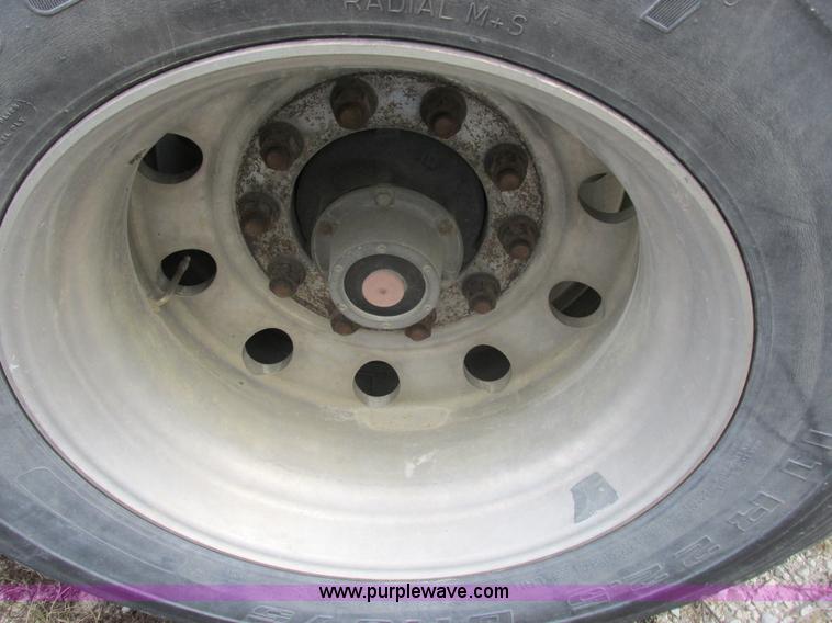 image for item I8897 2001 Wilson PSAL-303P aluminum livestock trailer