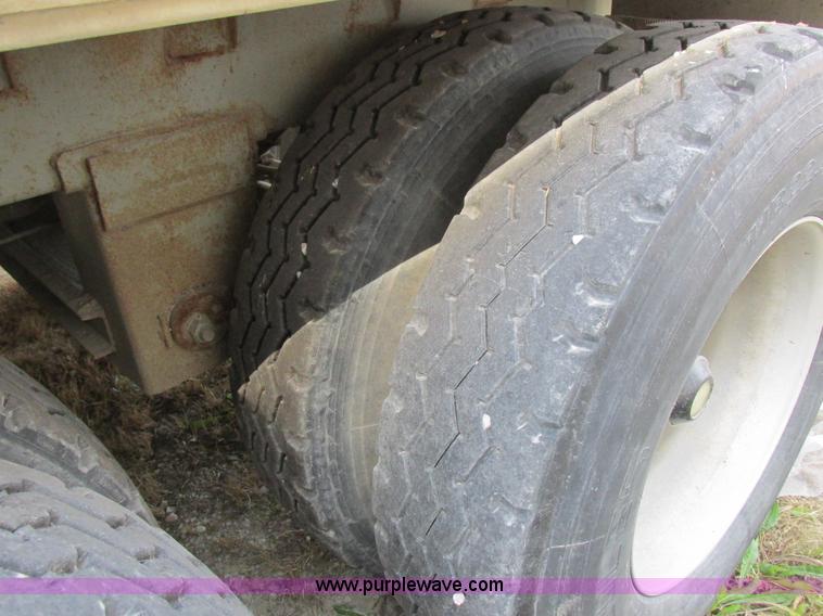 image for item I8898 2001 Wilson PSAL-303P aluminum livestock trailer