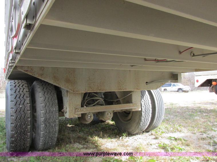 image for item I8899 2001 Wilson PSAL-303P aluminum livestock trailer