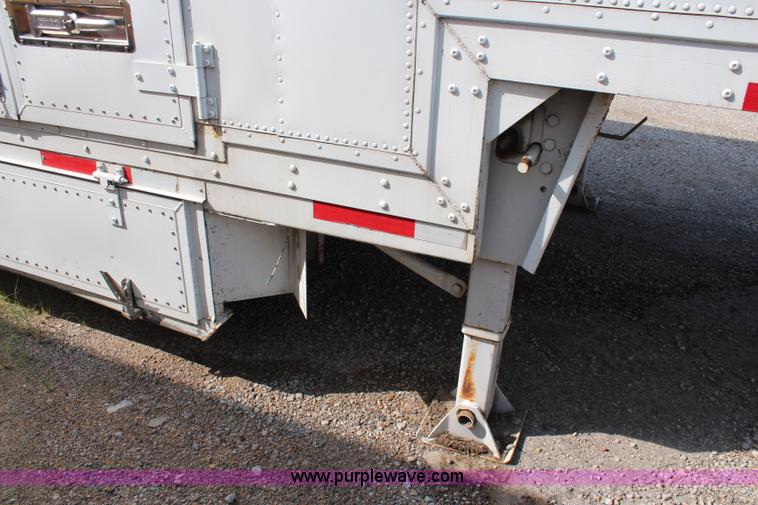 image for item J1121 2007 Kentucky dry van trailer
