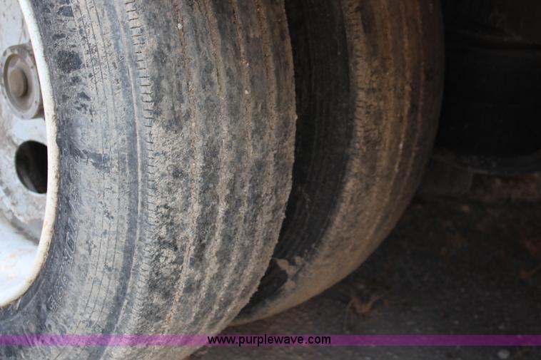 image for item J1121 2007 Kentucky dry van trailer