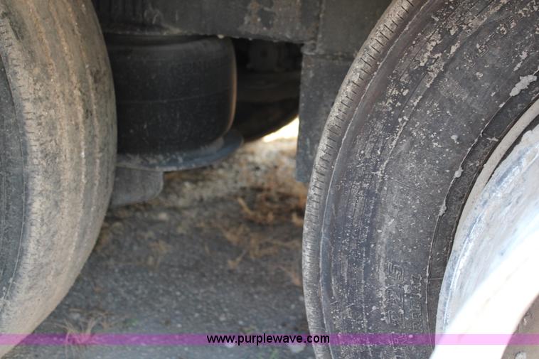 image for item J1121 2007 Kentucky dry van trailer