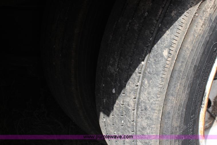 image for item J1121 2007 Kentucky dry van trailer