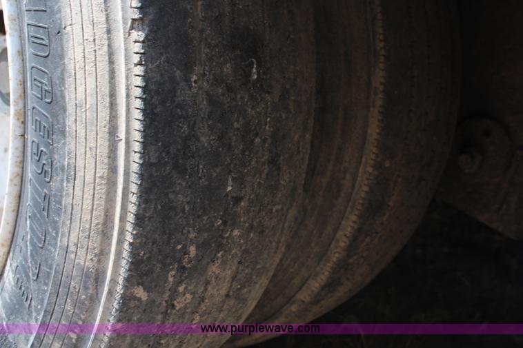 image for item J1121 2007 Kentucky dry van trailer