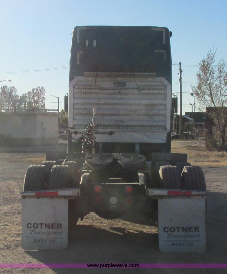 image for item J2372 2001 Freightliner FLD120 semi truck