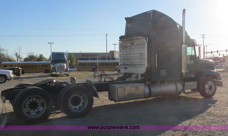 image for item J2372 2001 Freightliner FLD120 semi truck