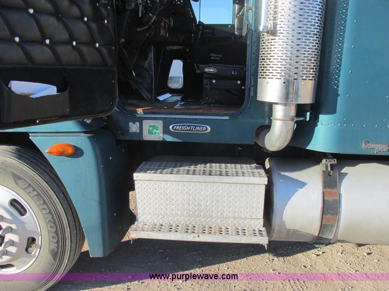 image for item J2372 2001 Freightliner FLD120 semi truck