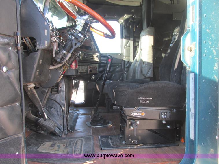 image for item J2372 2001 Freightliner FLD120 semi truck