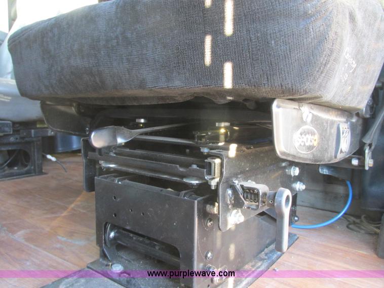 image for item J2372 2001 Freightliner FLD120 semi truck