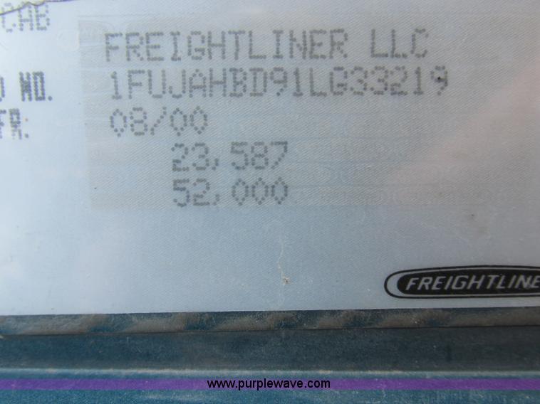 image for item J2372 2001 Freightliner FLD120 semi truck