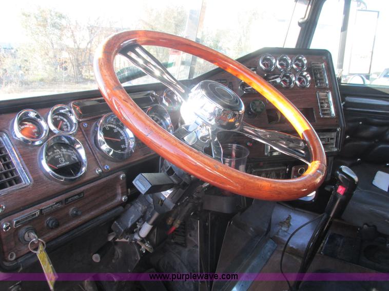 image for item J2372 2001 Freightliner FLD120 semi truck