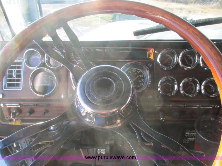 image for item J2372 2001 Freightliner FLD120 semi truck