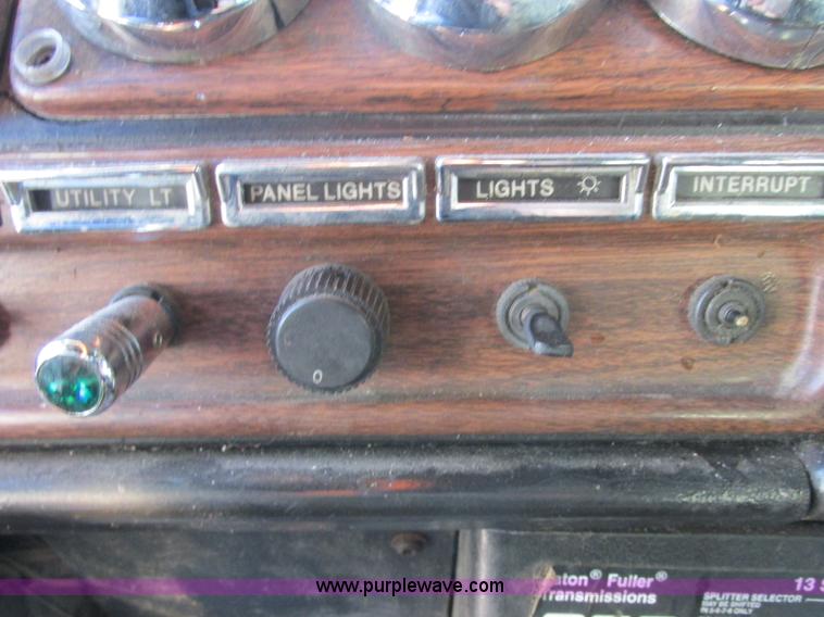 image for item J2372 2001 Freightliner FLD120 semi truck