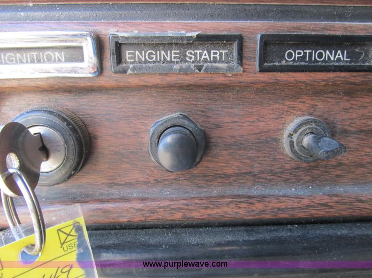 image for item J2372 2001 Freightliner FLD120 semi truck