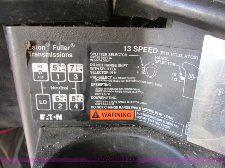 image for item J2372 2001 Freightliner FLD120 semi truck