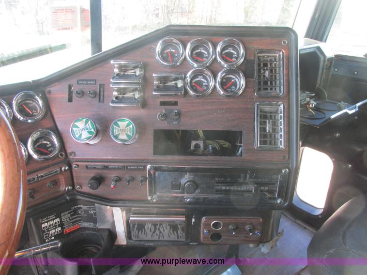 image for item J2372 2001 Freightliner FLD120 semi truck