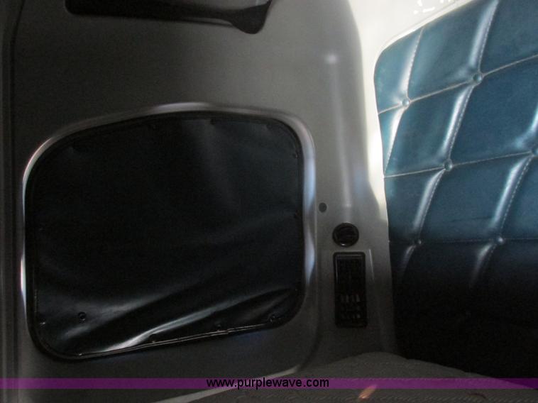 image for item J2372 2001 Freightliner FLD120 semi truck