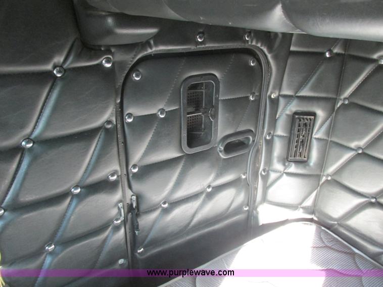 image for item J2372 2001 Freightliner FLD120 semi truck