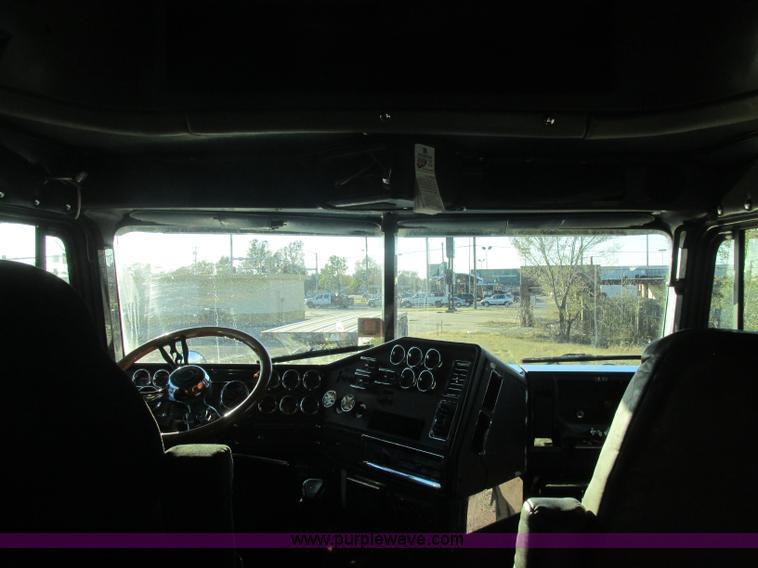 image for item J2372 2001 Freightliner FLD120 semi truck