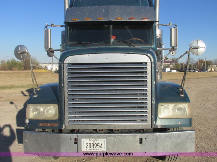 image for item J2372 2001 Freightliner FLD120 semi truck