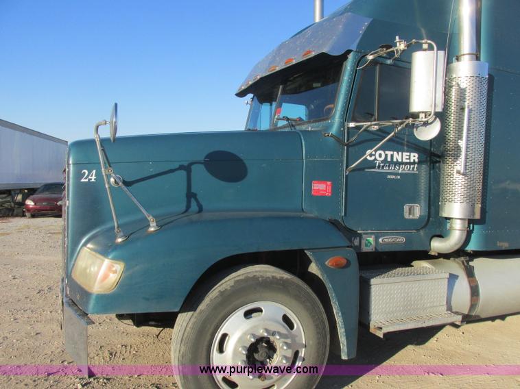 image for item J2372 2001 Freightliner FLD120 semi truck