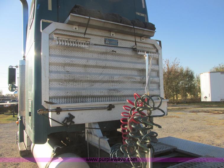 image for item J2372 2001 Freightliner FLD120 semi truck