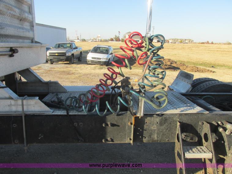 image for item J2372 2001 Freightliner FLD120 semi truck