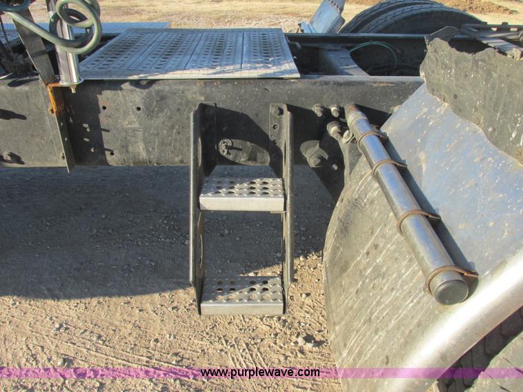 image for item J2372 2001 Freightliner FLD120 semi truck