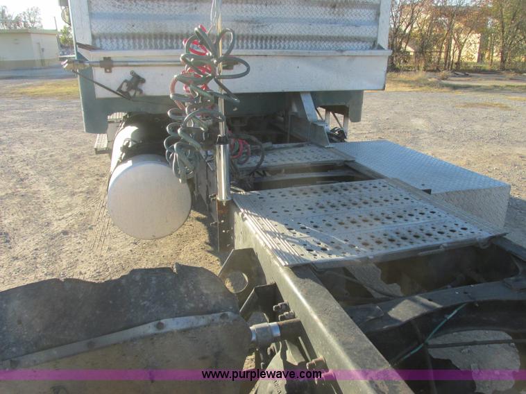 image for item J2372 2001 Freightliner FLD120 semi truck