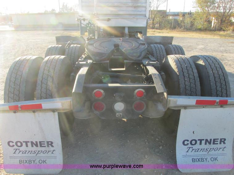 image for item J2372 2001 Freightliner FLD120 semi truck