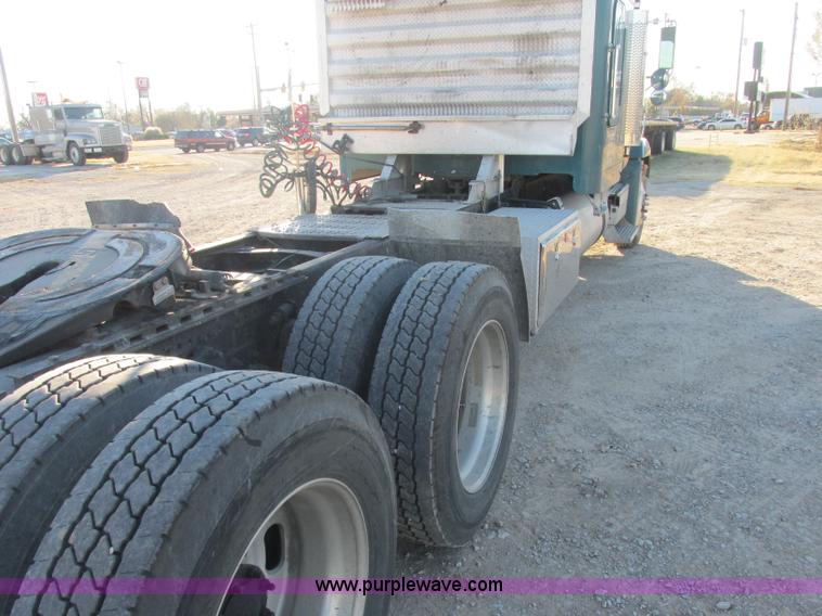 image for item J2372 2001 Freightliner FLD120 semi truck