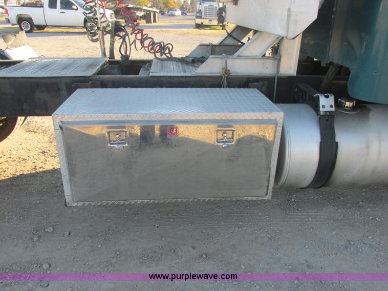 image for item J2372 2001 Freightliner FLD120 semi truck