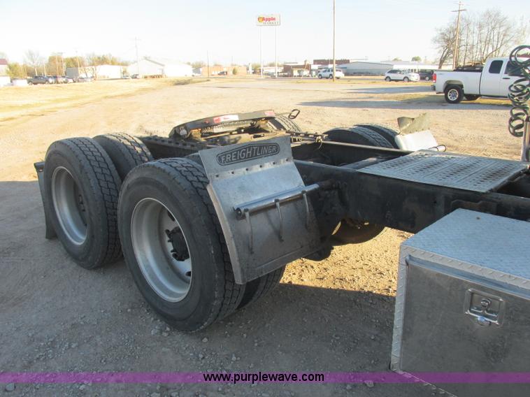 image for item J2372 2001 Freightliner FLD120 semi truck