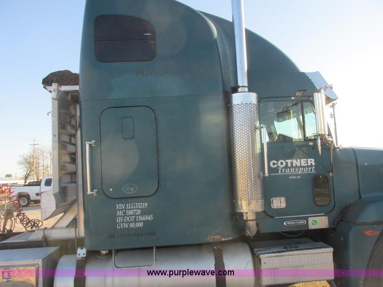 image for item J2372 2001 Freightliner FLD120 semi truck